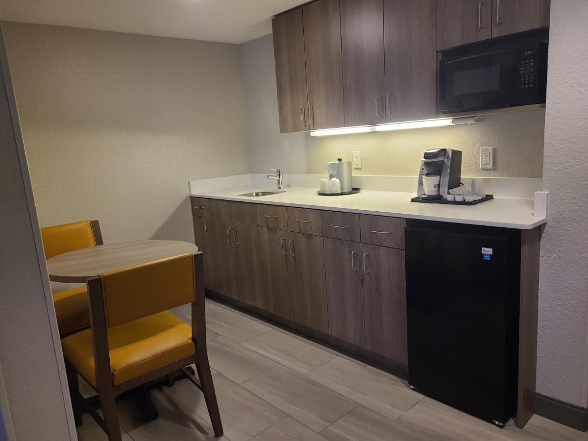 Holiday Inn Express Fort Lauderdale North - Executive Airport By Ihg Exterior photo