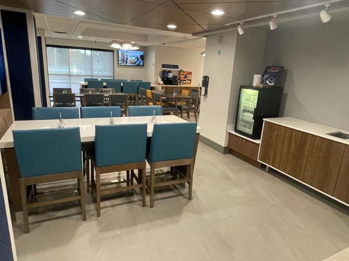 Holiday Inn Express Fort Lauderdale North - Executive Airport By Ihg Exterior photo