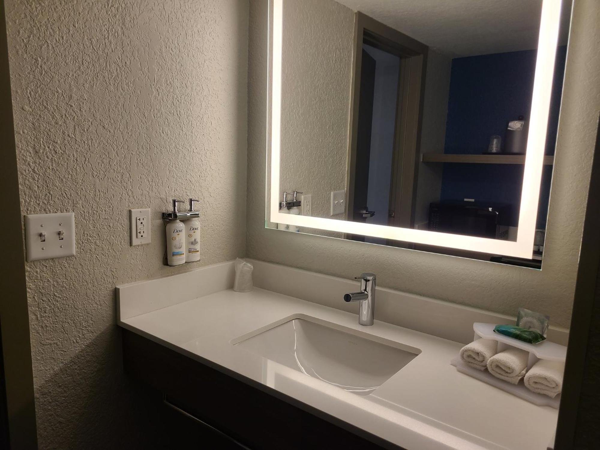 Holiday Inn Express Fort Lauderdale North - Executive Airport By Ihg Exterior photo